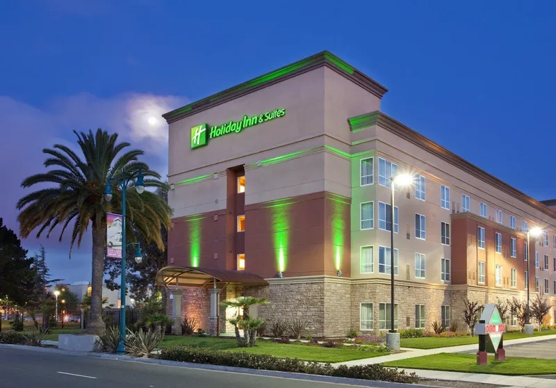 hotels with pools Holiday Inn & Suites Oakland - Airport, an IHG Hotel