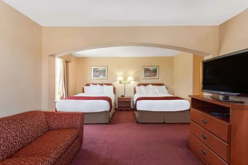 Hotels with restaurants Ramada by Wyndham Fresno Northwest