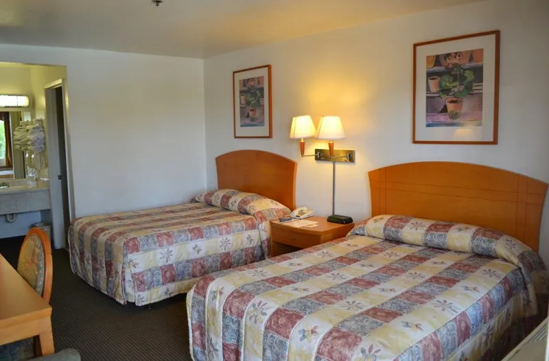 Hotels with restaurants Vagabond Inn Fresno