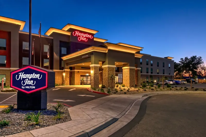 Hotels with restaurants Hampton Inn Fresno Airport