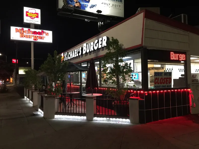 diners Michael's Burger in Canoga Park