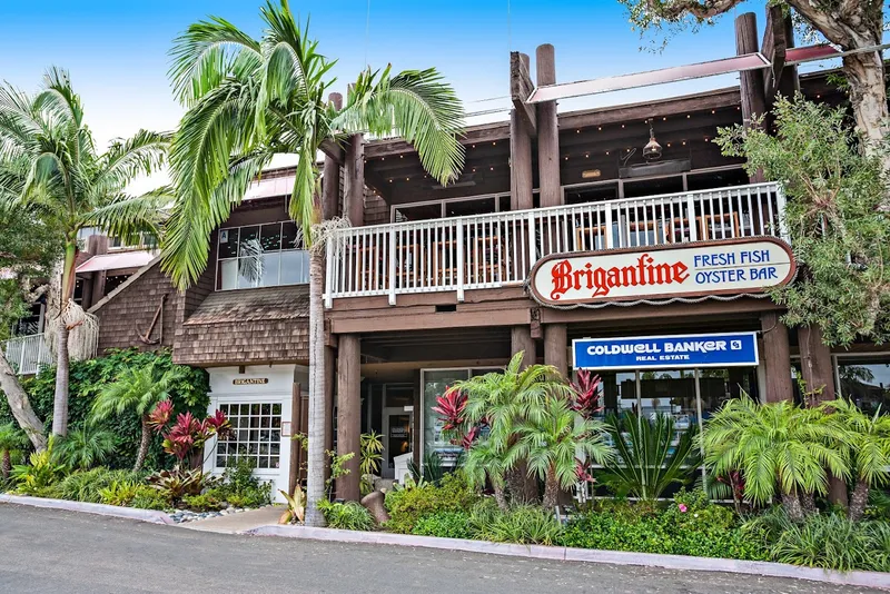 outdoor dining Brigantine Seafood & Oyster Bar