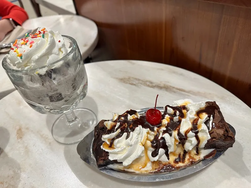 banana puddings Ghirardelli Ice Cream & Chocolate Shop