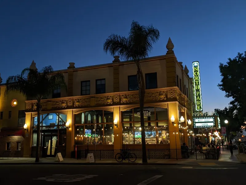 romantic bars West Coast Tavern