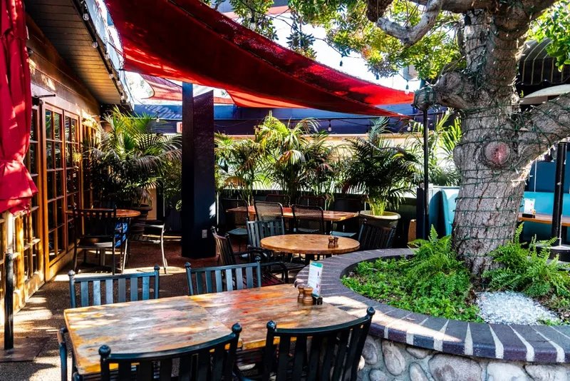 outdoor dining Ivanhoe Restaurant & Bar