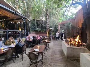 outdoor dining in Silver Lake Los Angeles