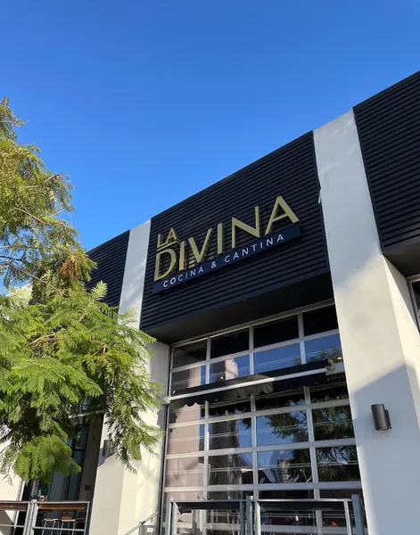 bodegas La Divina Cocina y Cantina