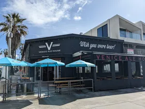 cocktail bar in Venice Los Angeles