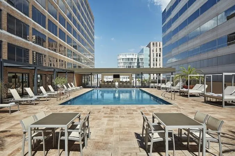 Hotels with bars Hilton Houston Plaza/Medical Center