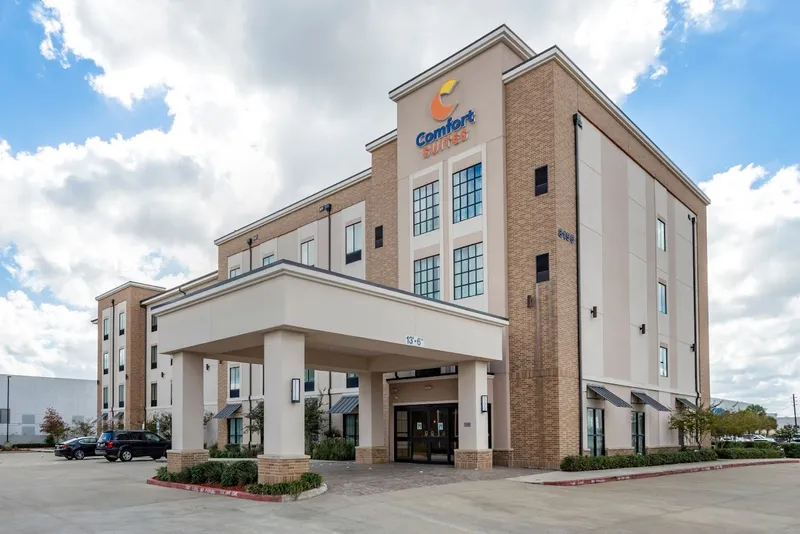 Hotels with EV charging Comfort Suites Near Sam Houston Race Park