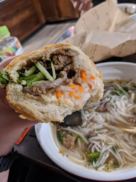 vietnamese restaurants Lotus Banh Mi