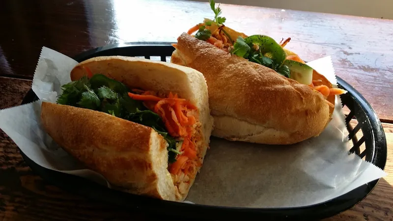 Sandwiches restaurants Bánh Mì & Co in Lake View