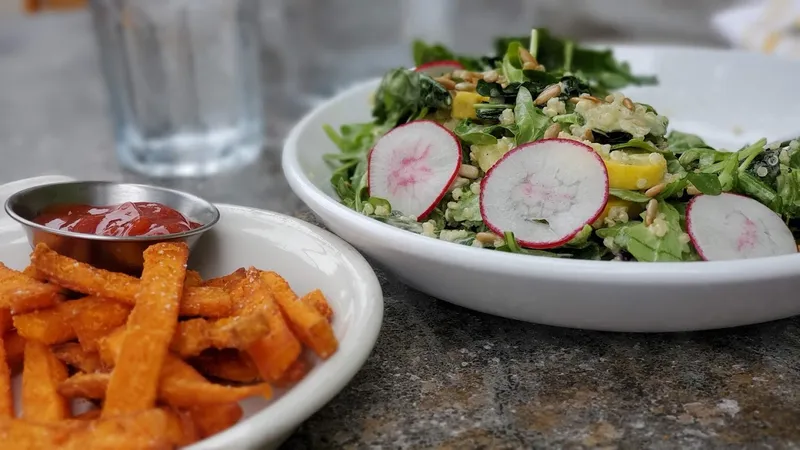 Salad restaurants UncommonGround - Lakeview