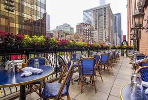 outdoor dining in River North Chicago