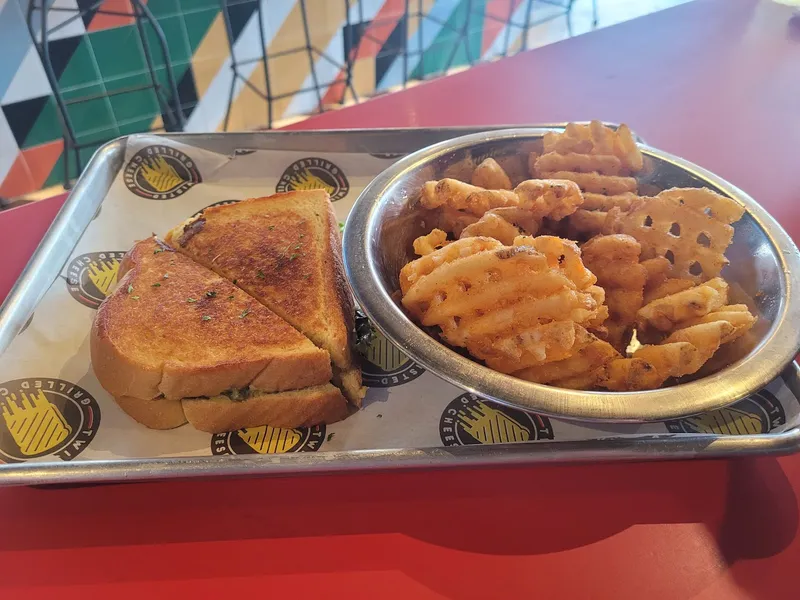 Mac and Cheese Twisted Grilled Cheese