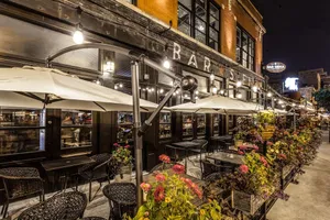 outdoor dining in West Loop Chicago