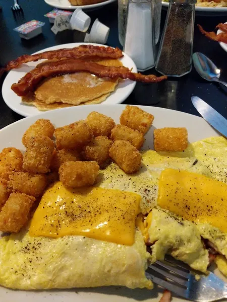 comfort food Dash of Salt and Pepper Diner in Lincoln Park