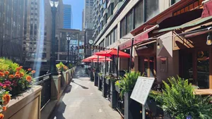 outdoor dining in Streeterville Chicago