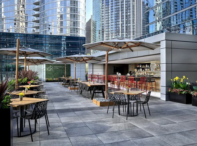 outdoor dining Streeterville Social