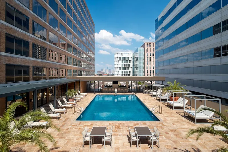 Hotels with balconies Hilton Houston Plaza/Medical Center