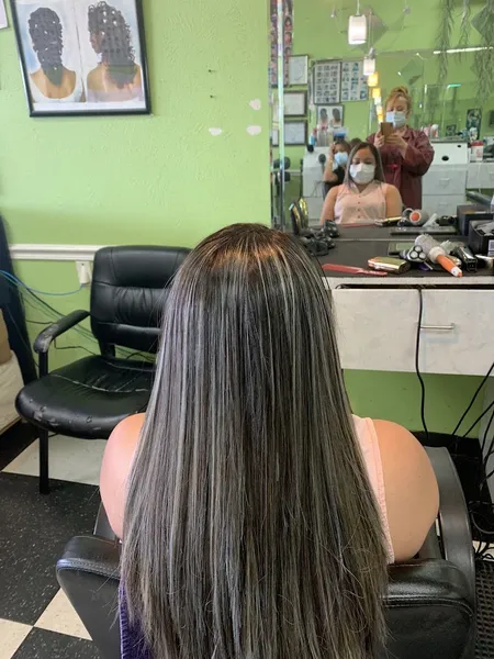 hair salons Cheli's Salon in Greater Greenspoint