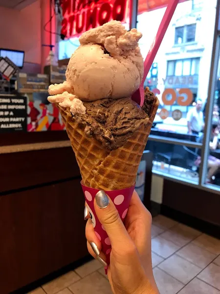 ice cream shops Baskin-Robbins in Streeterville