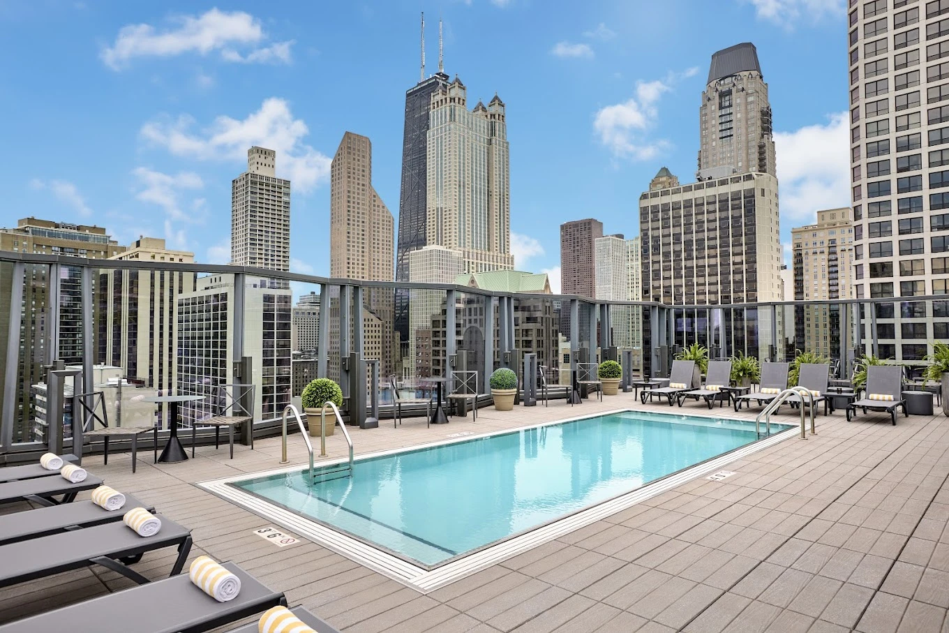 Best of 19 Hotels with rooftop pool in Chicago