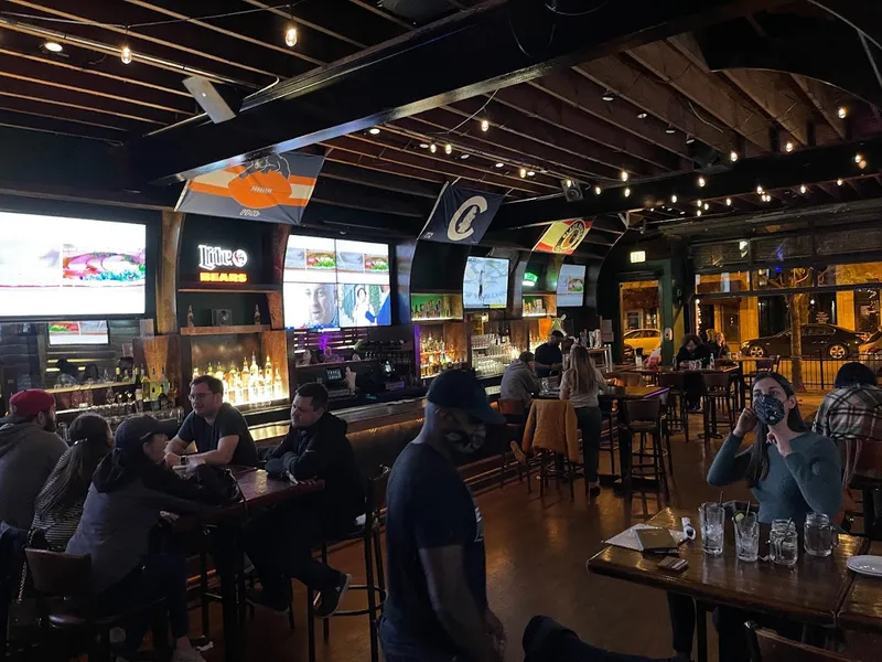 sports bars Flagship Tavern & Grill