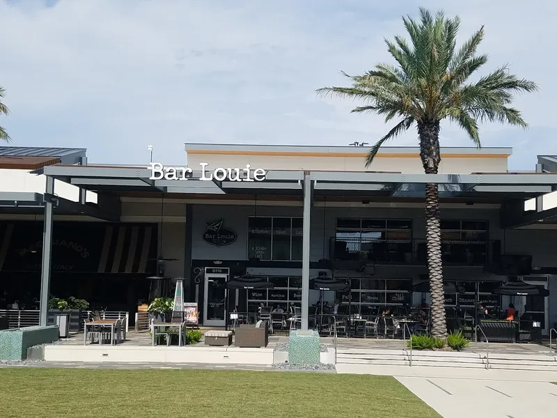 outdoor dining Bar Louie - Baybrook Mall in Clear Lake