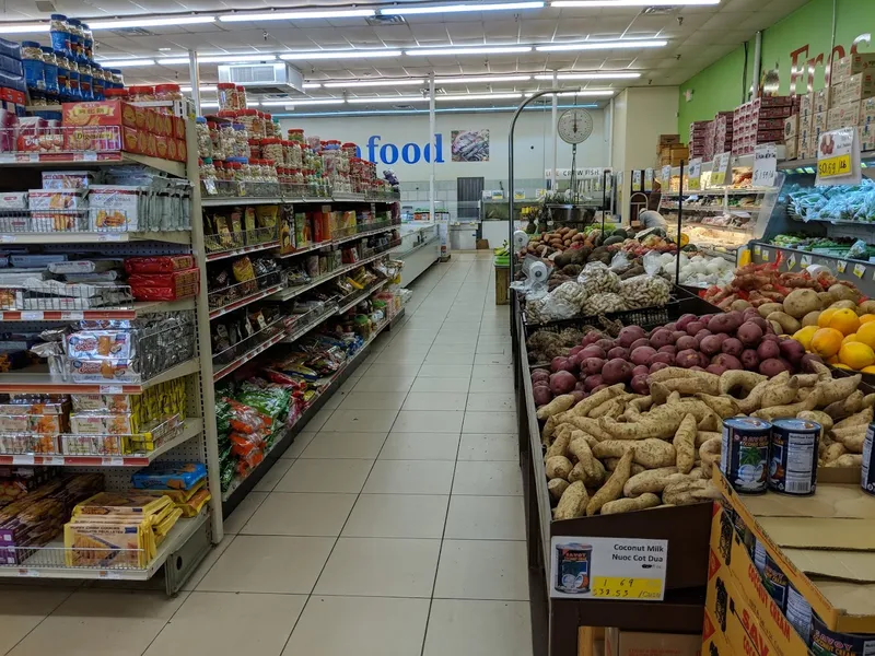 grocery stores Ben Thanh Market