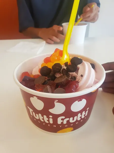 frozen yogurt Tutti Frutti Frozen Yogurt