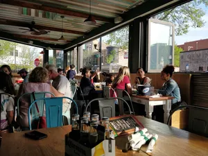 outdoor dining in Bucktown Chicago