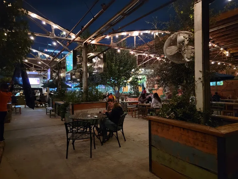 outdoor dining Pitch 25 in Downtown Houston