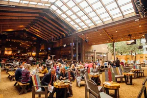 outdoor dining in Downtown Houston Houston