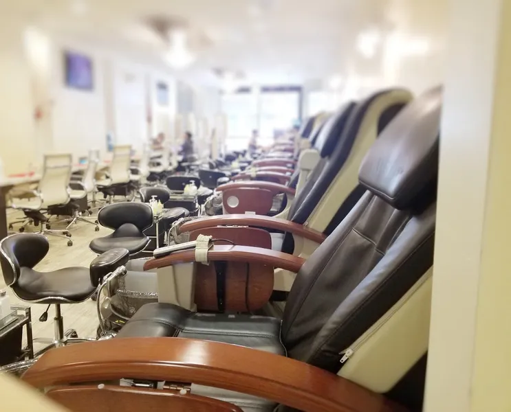 nail salons Polish and Pour Streeterville