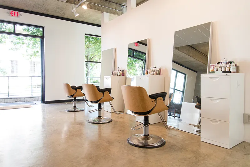 hair salons In The Loop Salon