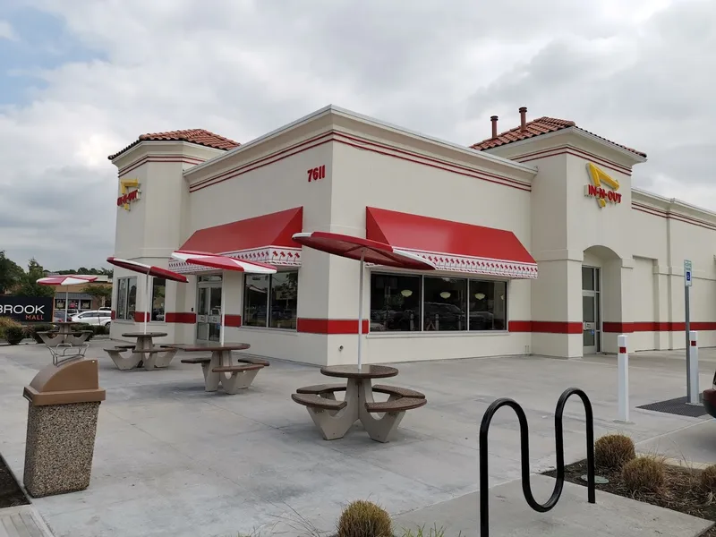 late night restaurants In-N-Out Burger in Willowbrook