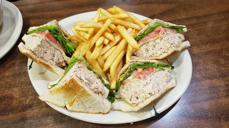 Sandwiches restaurants Cindi’s NY Deli & Restaurant