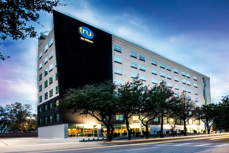 hotel with free breakfast Tru by Hilton Dallas Market Center