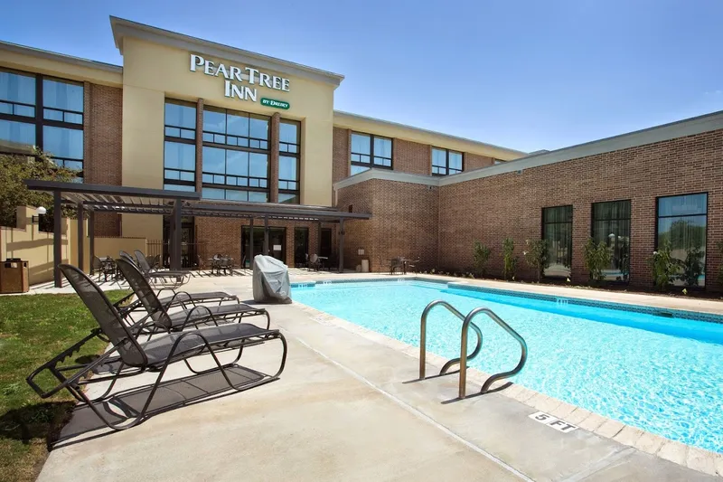 Hotels with shuttle Pear Tree Inn San Antonio Airport