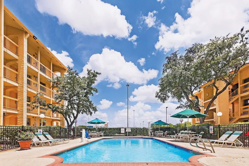 pet friendly hotels La Quinta Inn by Wyndham San Antonio I-35 N at Toepperwein