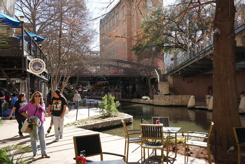 outdoor dining Mad Dogs British Pub (River Walk)