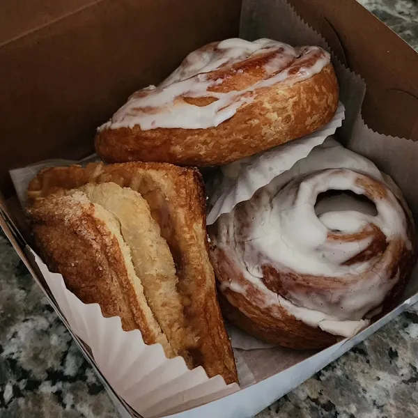 strawberry cake Isgro Pastries