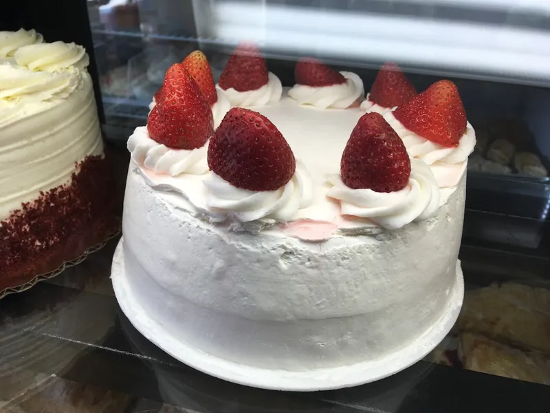 strawberry cake Holmesburg Bakery