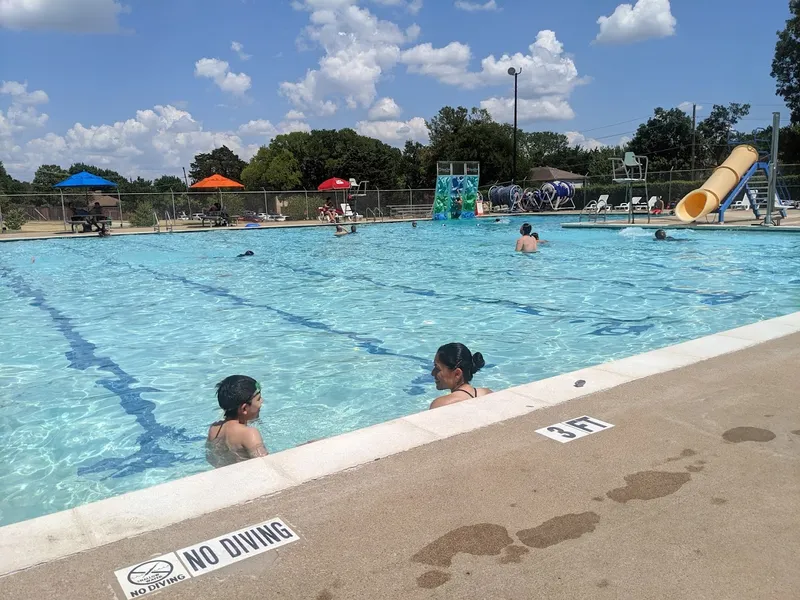 swimming lessons Everglade Swimming Pool