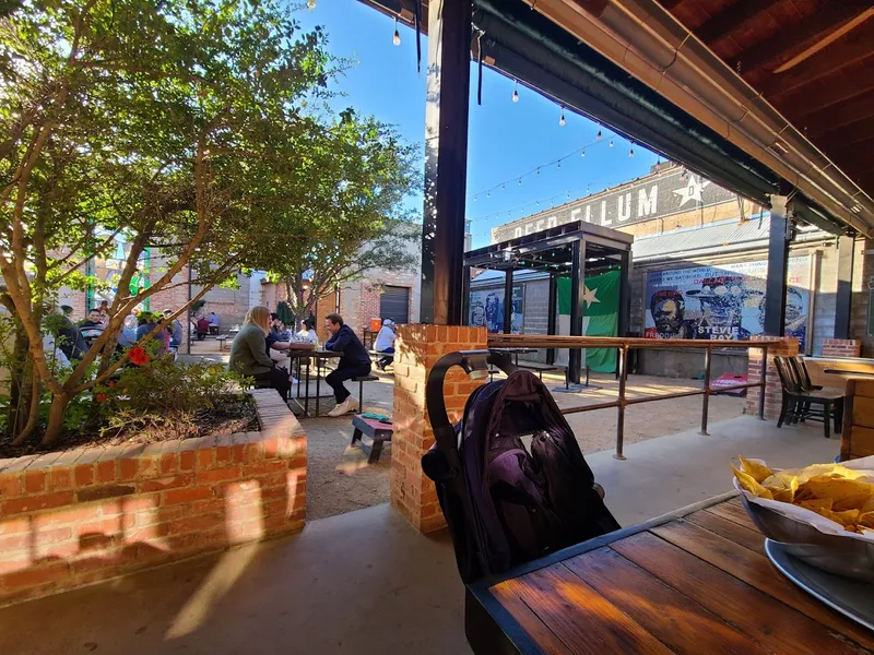 outdoor dining Katy Trail Ice House