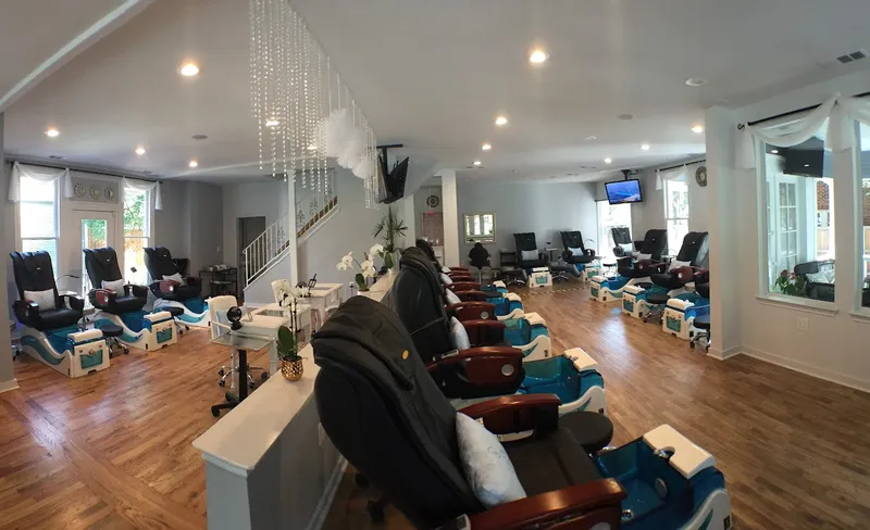 nail salons Ulux Nail Spa at Routh