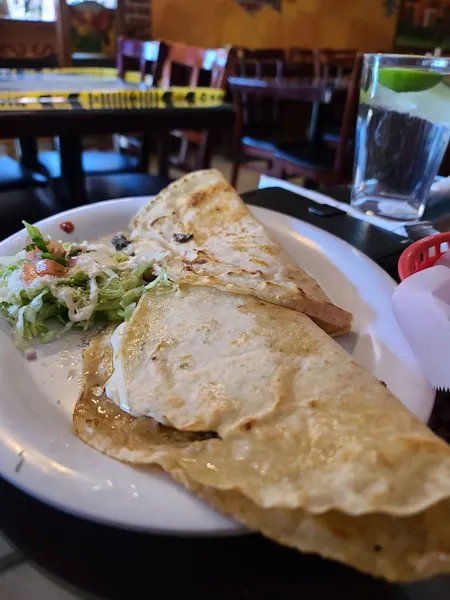 chicken quesadilla Los Gallos