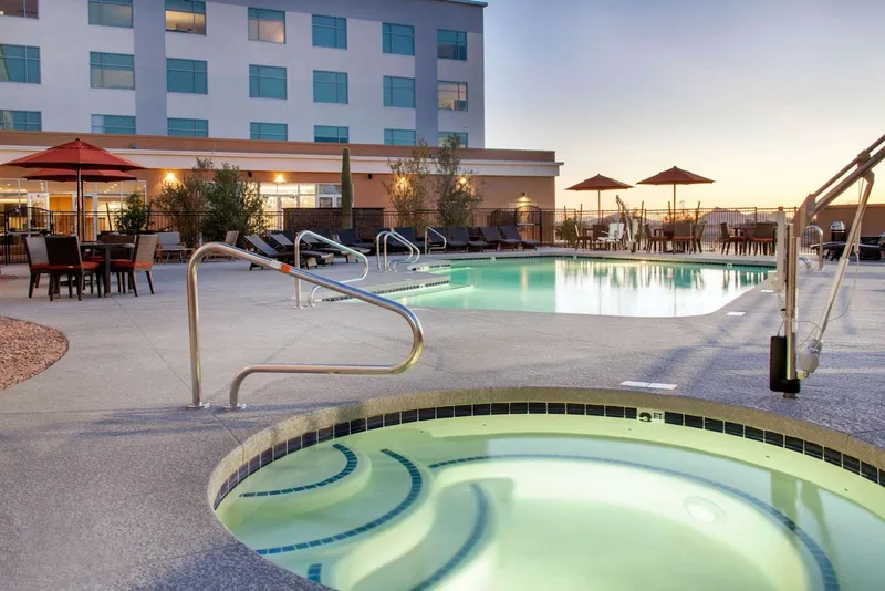 Hotels with bars Hilton Garden Inn Phoenix Midtown