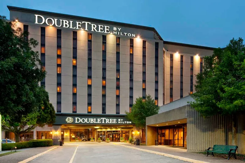 Hotels with bars DoubleTree by Hilton Hotel Dallas Near the Galleria